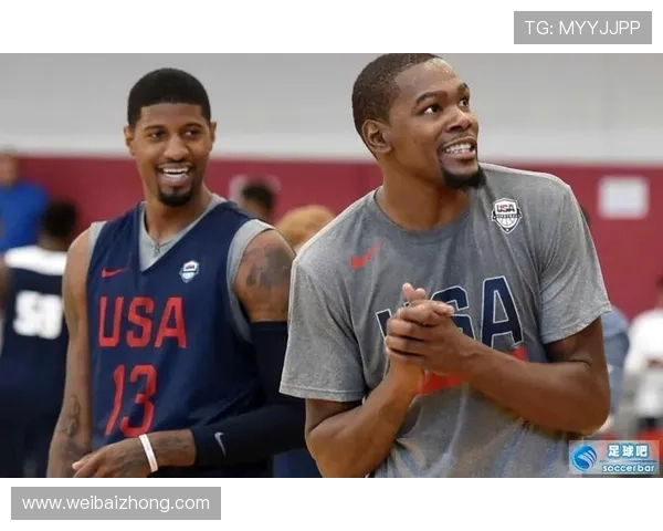 乔治与足球明星亲密合影展现友谊与激情的瞬间 乔治与足球明星亲密合影展现友谊与激情的瞬间