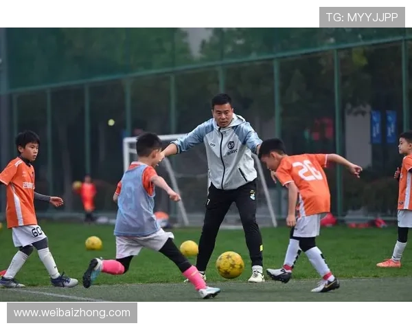 亲生儿子成为足球明星的背后故事与父母的支持与期待